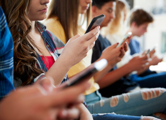 Adolescents Enfants Portables Smartphones