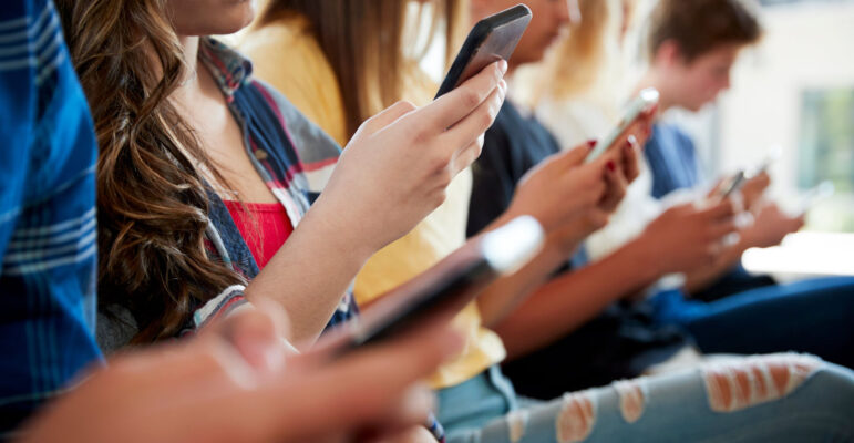 Adolescents Enfants Portables Smartphones