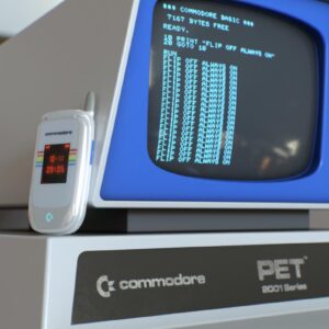 Image article Commodore annonce un mobile à clapet « anti-réseaux sociaux » à 500 dollars