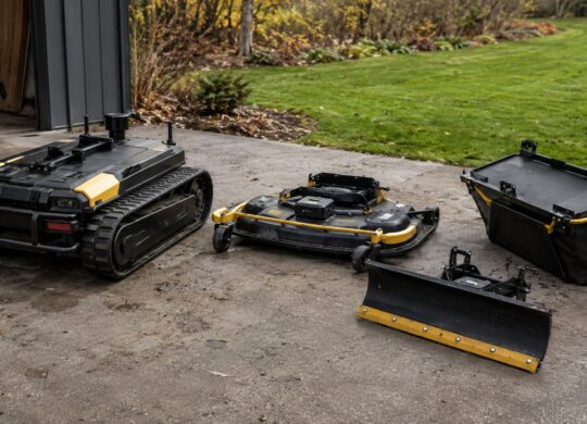Base robotique sur chenilles entourée de modules de jardin