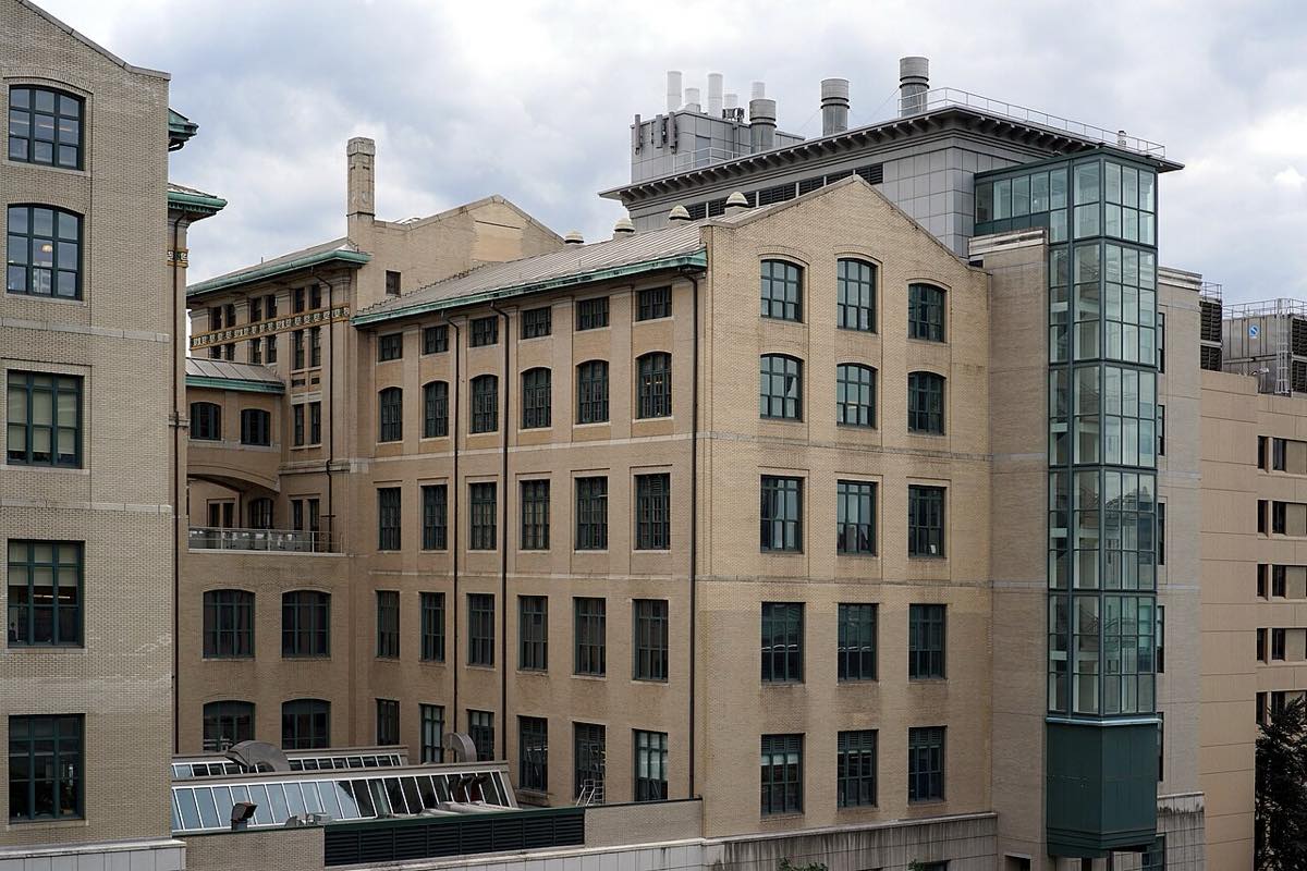 Doherty Hall et Wean Hall, sur le campus de Carnegie Mellon, photographi&eacute;s en ao&ucirc;t 2015.