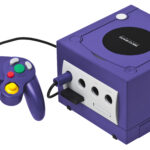 Nintendo GameCube violette avec sa manette et une carte mémoire