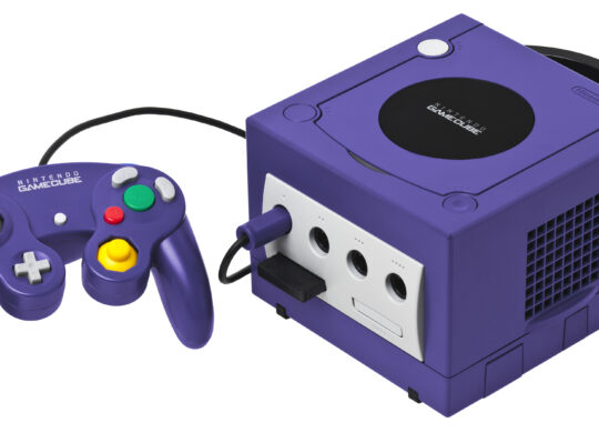 Nintendo GameCube violette avec sa manette et une carte mémoire