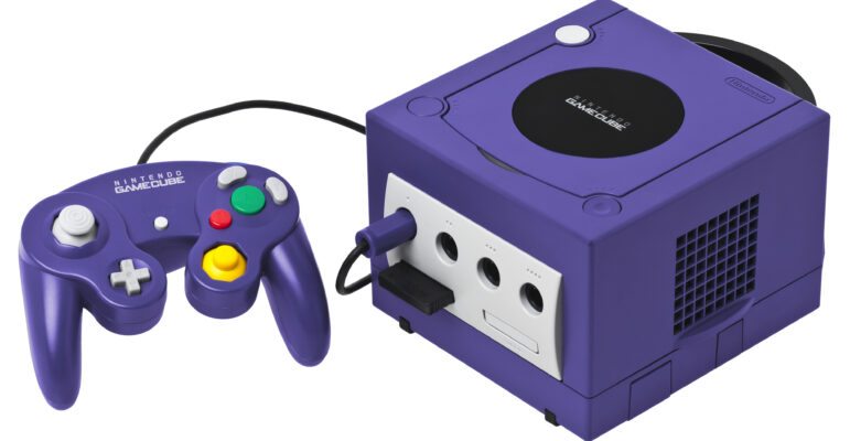 Nintendo GameCube violette avec sa manette et une carte mémoire