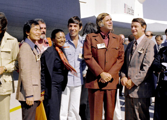 L’équipe de Star Trek devant la navette spatiale Enterprise en 1976