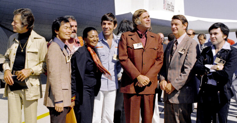 L’équipe de Star Trek devant la navette spatiale Enterprise en 1976
