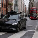 Véhicule autonome supervisé circulant dans une rue de Londres.