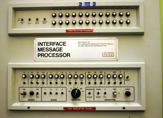 Panneau frontal de l’IMP nº 1 utilisé sur ARPANET à UCLA