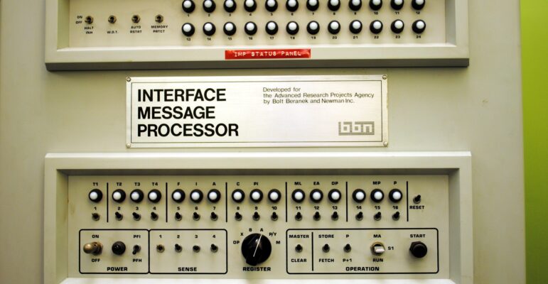 Panneau frontal de l’IMP nº 1 utilisé sur ARPANET à UCLA