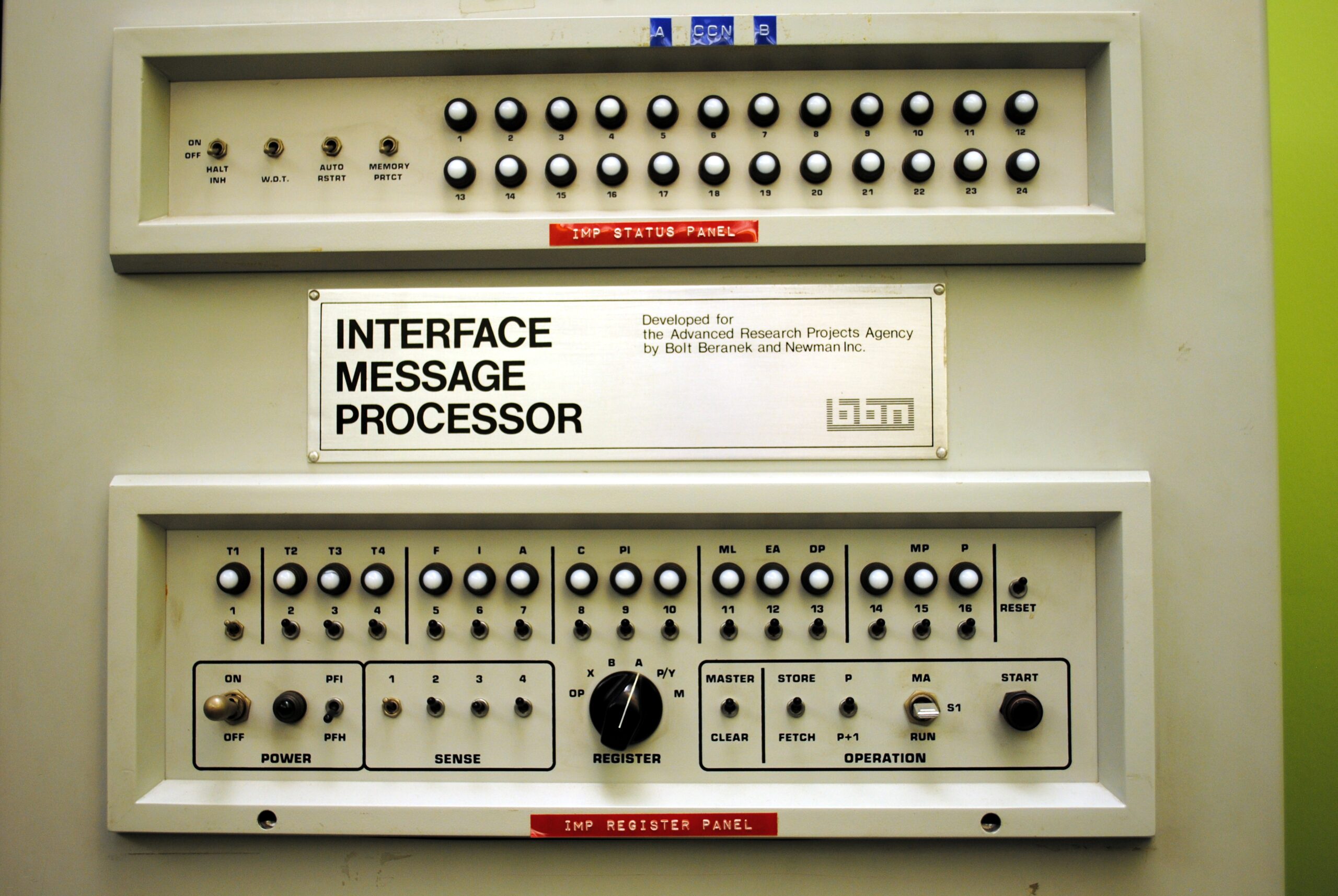 Panneau frontal de l'IMP n&ordm; 1 utilis&eacute; sur ARPANET &agrave; UCLA