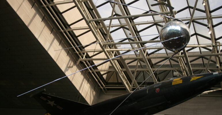 Réplique de Spoutnik 1 suspendue au National Air and Space Museum