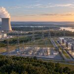 Une centrale nucléaire, un poste électrique et un centre de données reliés au même réseau
